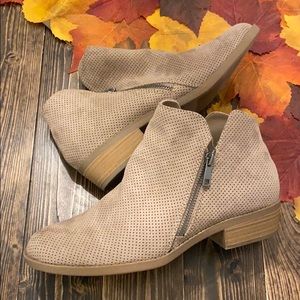 NWOT Universal Thread Booties